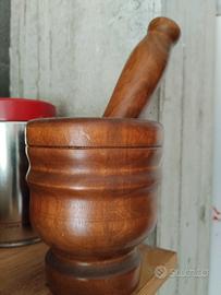 mortaio e pestello in legno