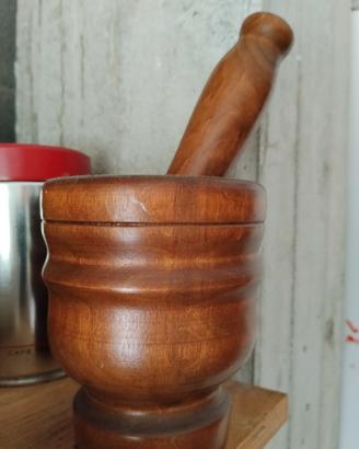 mortaio e pestello in legno