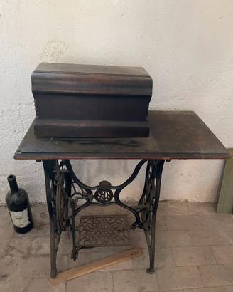 Macchina da cucire Singer con mobiletto primi '900