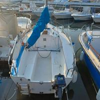 Barca a vela cabinata