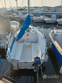 Barca a vela cabinata