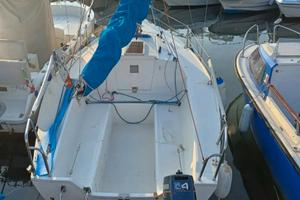 Barca a vela cabinata