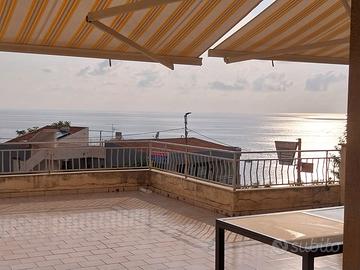 Ampio appartamento vista mare con box auto