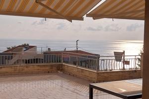 Ampio appartamento vista mare con box auto