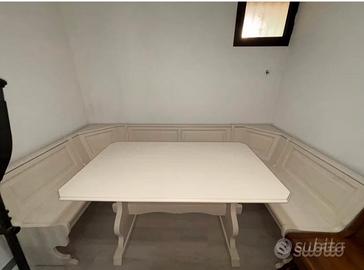 Tavolo con panchine in legno