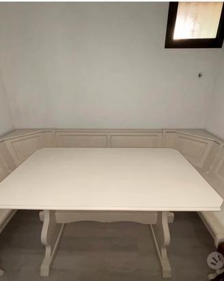 Tavolo con panchine in legno