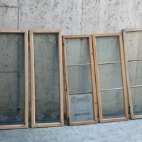 Antiche ante di finestre in legno con vetri