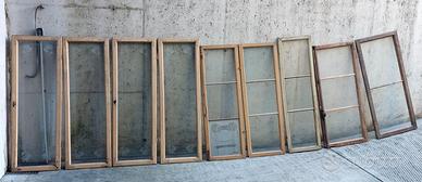 Antiche ante di finestre in legno con vetri