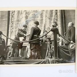 Foto del Duce durante una cerimonia ufficiale '30