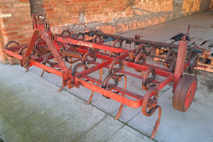 Vibrocultore e rullo agricolo
