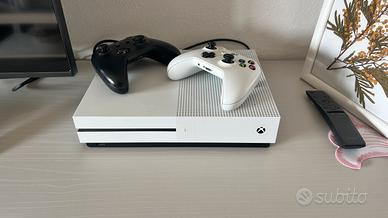 XBOX ONE S + 1 JOYSTICK