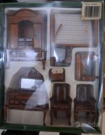 Set di mobili in miniatura per casa delle bambole.