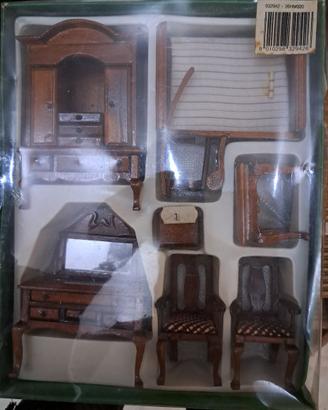 Set di mobili in miniatura per casa delle bambole.