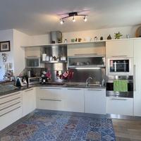 Cucina con elettrodomestici