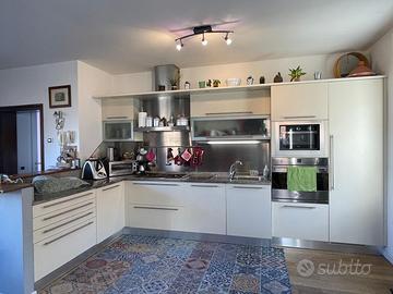 Cucina con elettrodomestici