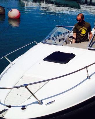 Motoscafo Bayliner Capri 212