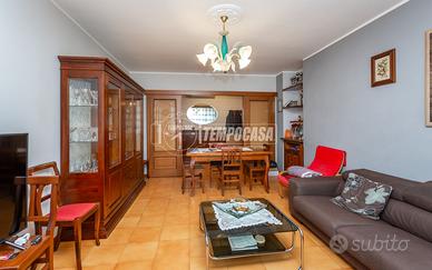 QUADRILOCALE IN VIA INTERNA CON POSSBILITA' DI BOX