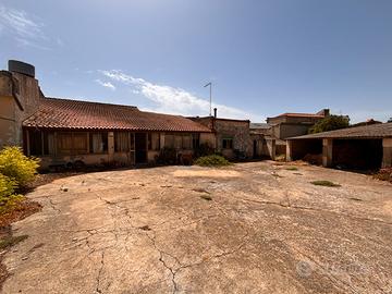 Sanluri - Casa indipendente con ampio lotto