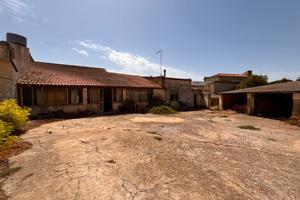 Sanluri - Casa indipendente con ampio lotto