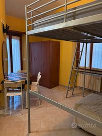 Stanza singola con cucinino e bagno