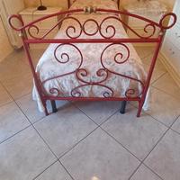 Letto singolo in ferro battuto (fatto a mano).