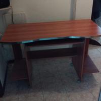 Scrivania con porta pc