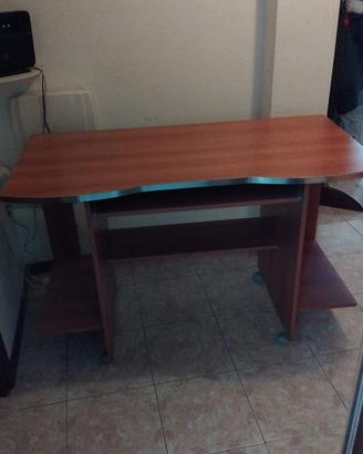 Scrivania con porta pc