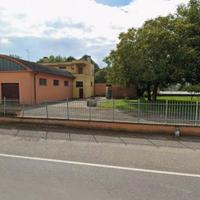 Casa con due garage e capannone