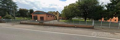 Casa con due garage e capannone