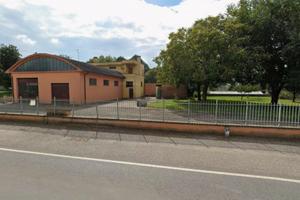 Casa con due garage e capannone