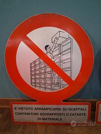 Cartello vietato arrampicarsi 