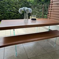 Tavolo in legno con gambe in vetro