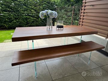 Tavolo in legno con gambe in vetro
