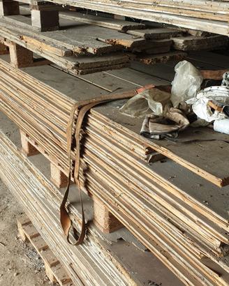assi da solaio. pavimento antico in legno. tavole 