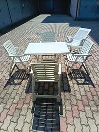 Tavolo con sedie da giardino