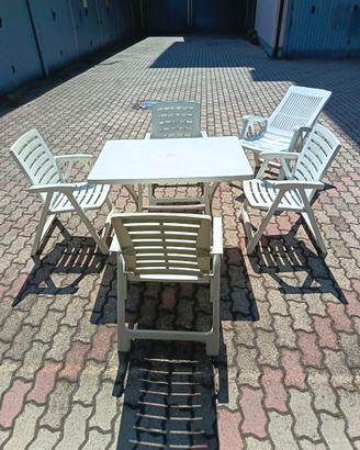 Tavolo con sedie da giardino