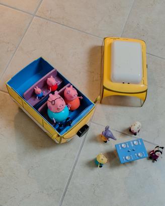 Camper di Peppa Pig con personaggi.