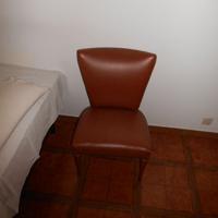 Poltroncina anni 60 in pelle e gambe in legno