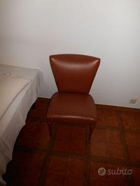 Poltroncina anni 60 in pelle e gambe in legno