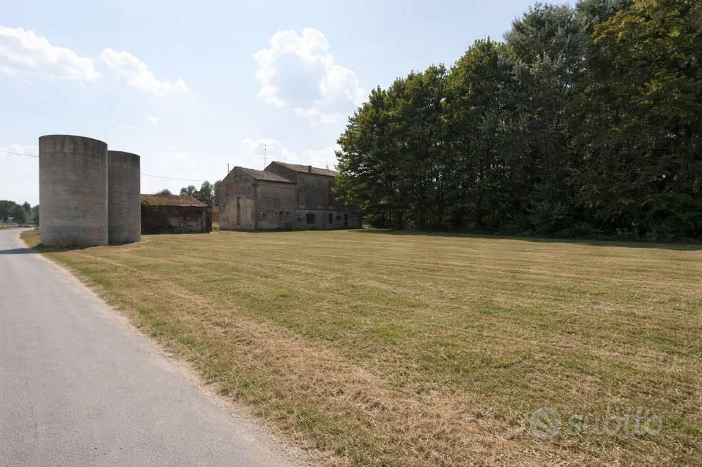 Rustico / Casale di 513 m² con più di 5 locali a C - Vista 3