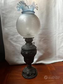 Antico lume a petrolio base in Antimonio