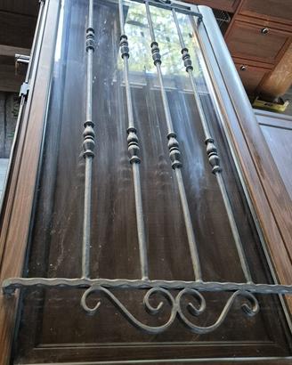 Porta in legno massiccio con inferriata artigianal