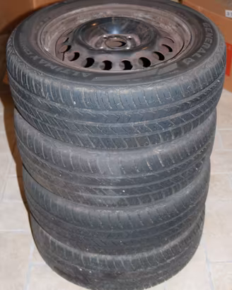 Cerchi in ferro 15" 6Jx15 H2 ET49 con pneumatici