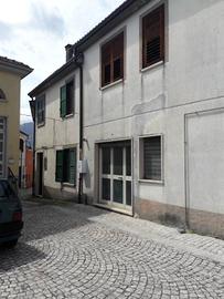 Casa indipendente di 68 m² con 5 locali e box auto