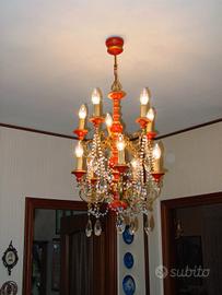 lampadario in vetro e lampadario in legno