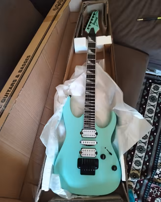 chitarra nuova con amlificatore