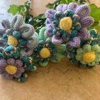 Fiori fatti a mano in lana con stelo in plastica