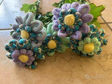 Fiori fatti a mano in lana con stelo in plastica