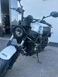 Yamaha XSR 700 bianca