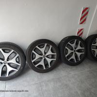  4 cerchi in lega da 19 completi di pneumatici.